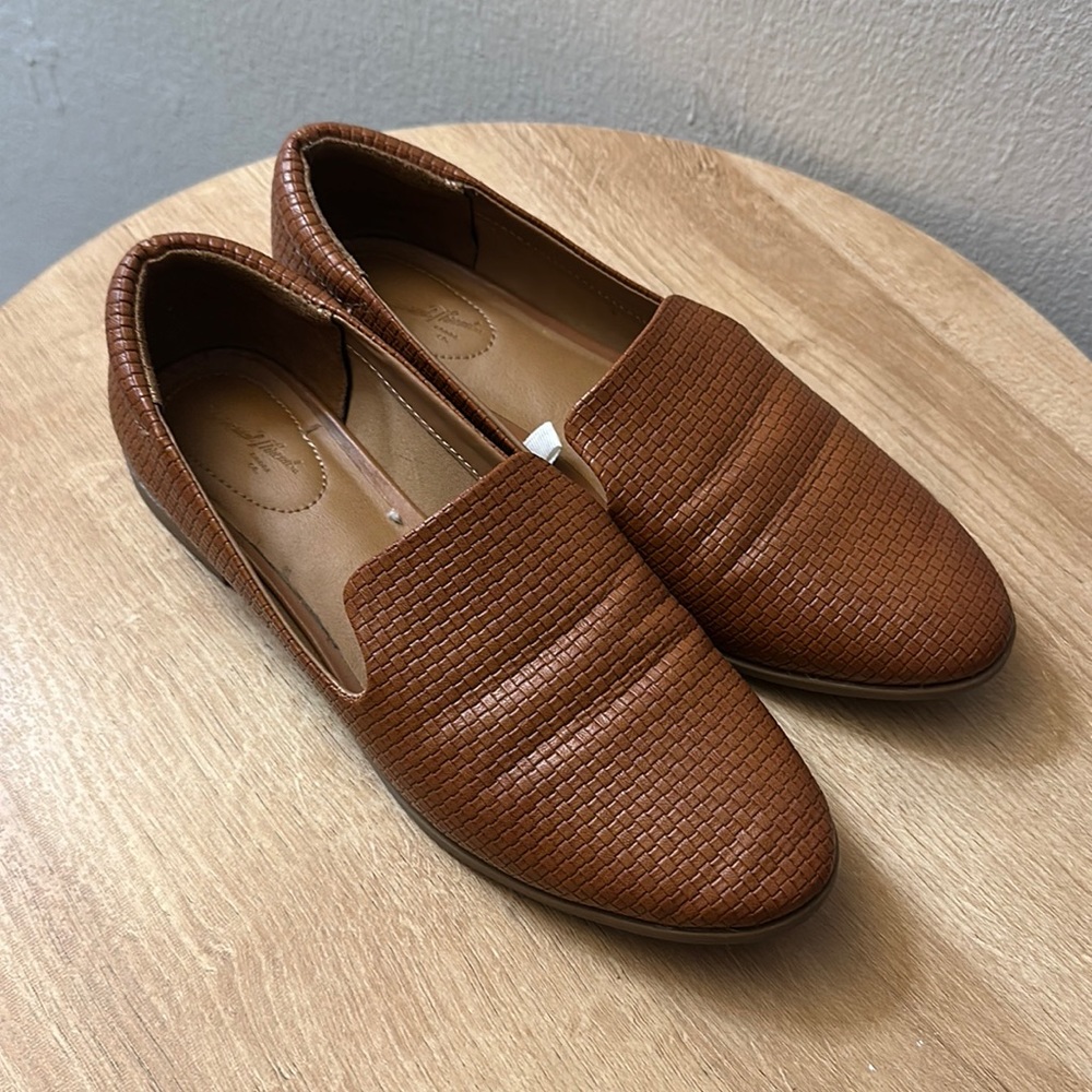 Universal thread loafers. Used 4-5x. Faux leather.